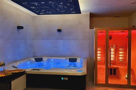 Privátní wellness při svíčkách s Romantickým balíčkem - 1 hod